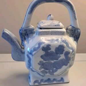 Teapot Vintage Blue & White Floral Octagon